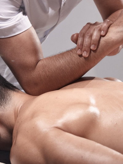 Мужской массаж частные. Спортивный массаж. Массаж спины мужчине. Классический массаж. Медицинский массаж.